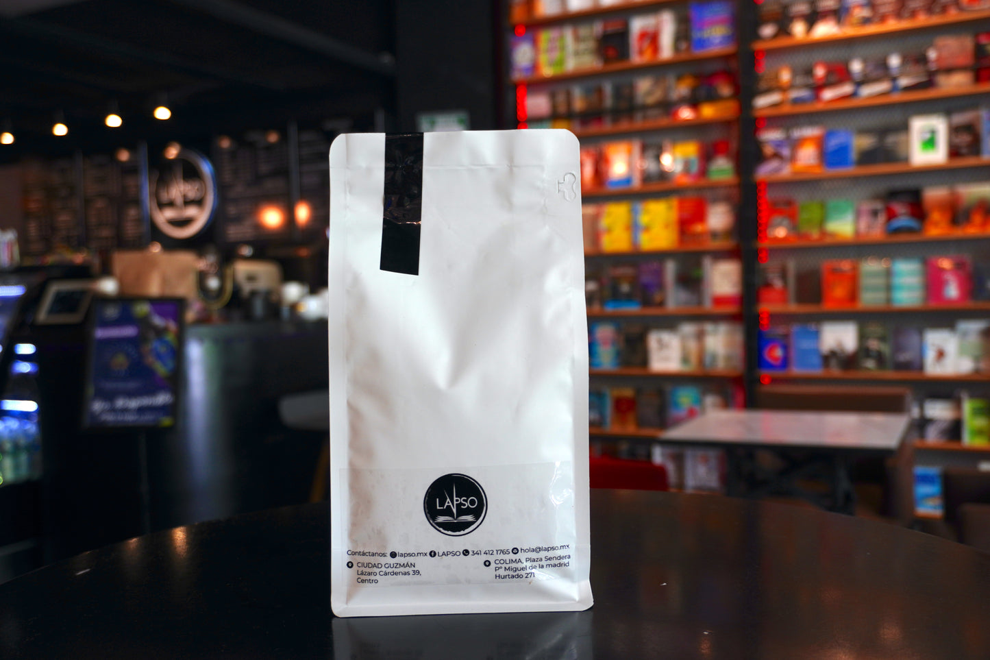 ESTUCHE: LA INSOPORTABLE LEVEDAD DEL SER + BOLSA DE CAFÉ 500g.