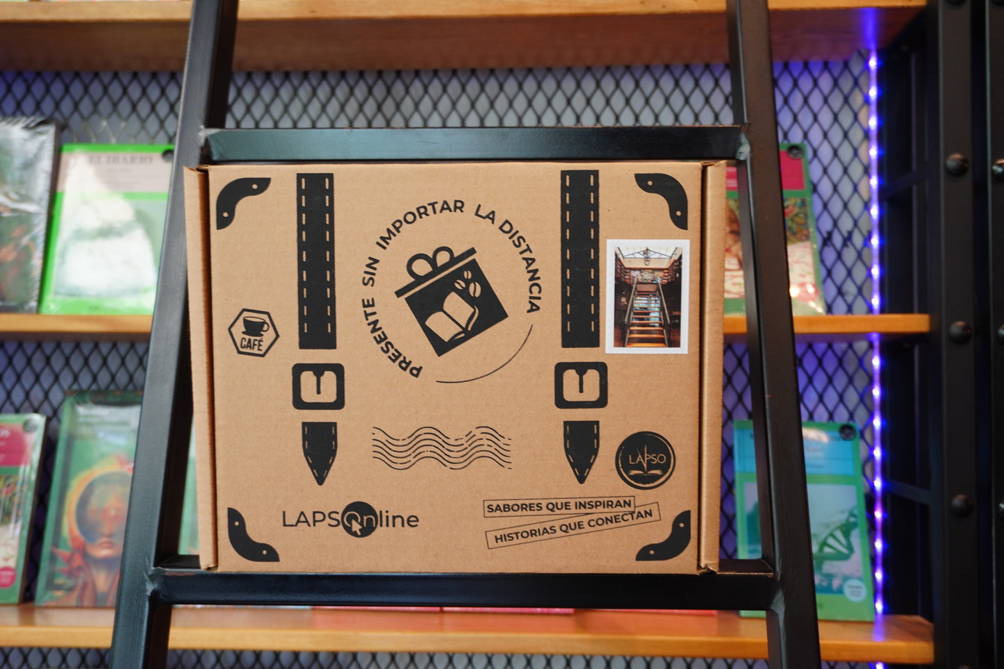 ESTUCHE: LA INSOPORTABLE LEVEDAD DEL SER + BOLSA DE CAFÉ 500g.